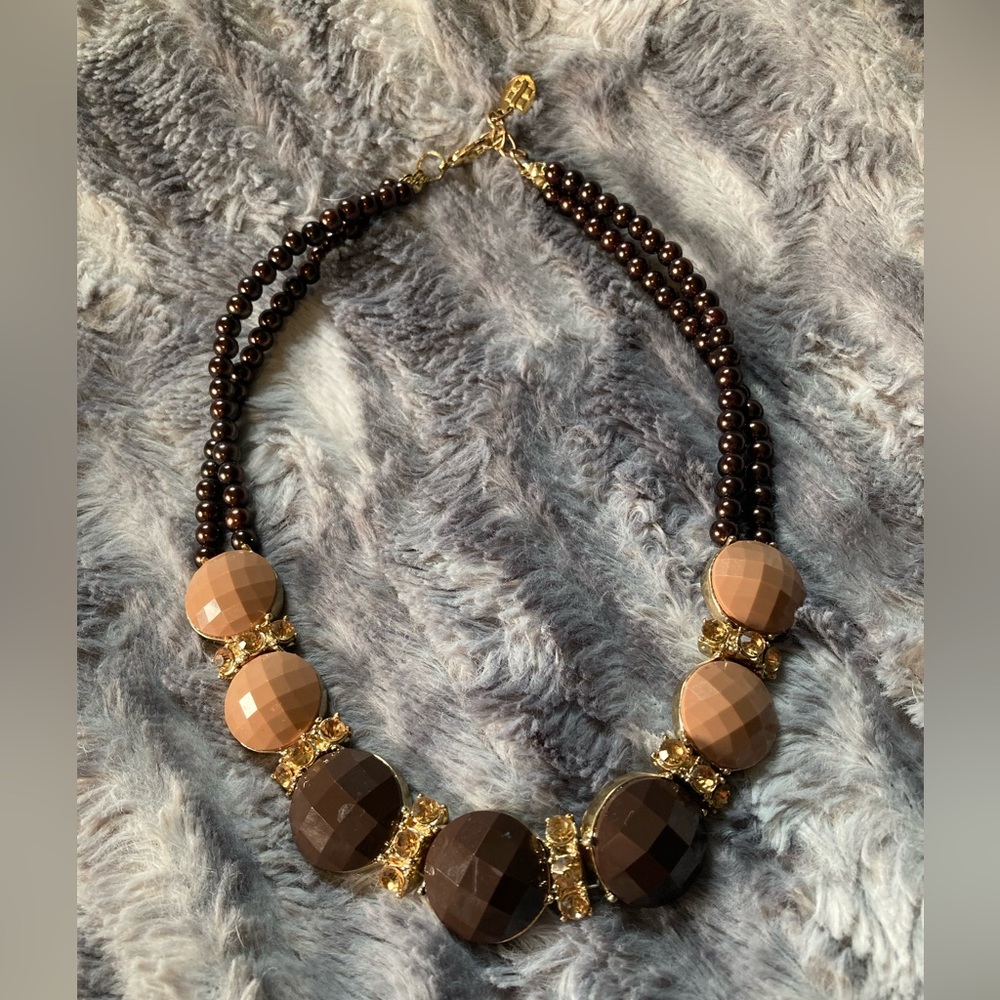 Really pretty 2 toned brown necklace. Sparkly and chic.